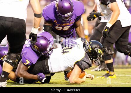5 septembre 2015 : le linebacker Jordan Williams (7 ans) des East Carolina Pirates prend le quarterback Connor Frazier (4 ans) des Towson Tigers pour une défaite lors du match de football NCAA entre les Townson Tigers et les East Carolina Pirates au Dowdy Ficklen Stadium de Greenville, Caroline du Nord. Scott Kinser/CSM(image de crédit : © Scott Kinser/CSM via ZUMA Wire) Banque D'Images