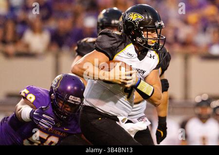 5 septembre 2015 : le quarterback Connor Frazier (4 ans) des Towson Tigers s'abat sur le terrain pour une courte victoire lors du match de football NCAA entre les Townson Tigers et les East Carolina Pirates au Dowdy Ficklen Stadium de Greenville, Caroline du Nord. Scott Kinser/CSM(image de crédit : © Scott Kinser/CSM via ZUMA Wire) Banque D'Images