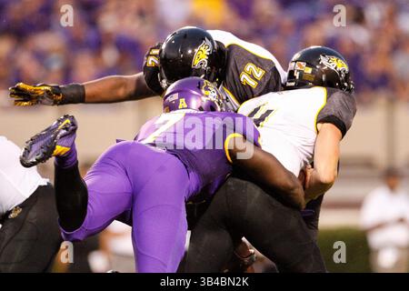 5 septembre 2015 : le linebacker Jordan Williams (7 ans) des East Carolina Pirates prend le quarterback Connor Frazier (4 ans) des Towson Tigers pour une défaite lors du match de football NCAA entre les Townson Tigers et les East Carolina Pirates au Dowdy Ficklen Stadium de Greenville, Caroline du Nord. Scott Kinser/CSM(image de crédit : © Scott Kinser/CSM via ZUMA Wire) Banque D'Images