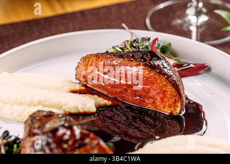Portion de steak de bœuf grillé avec purée de pommes de terre Banque D'Images