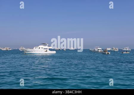 Yachts et bateaux ancrés dans la mer Rouge sous ciel bleu clair, Egypte Banque D'Images