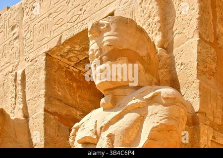 Statue de Pharaon endommagée au temple de Karnak, vue rapprochée avec des hiéroglyphes Banque D'Images