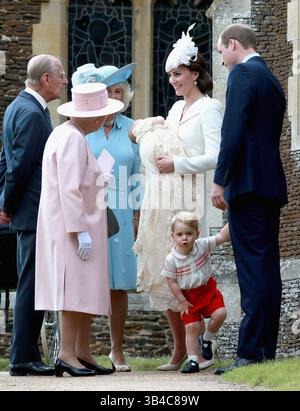 5 juillet 2015 - Sandringham, GRANDE-BRETAGNE - Kate, la duchesse de Cambridge, centre droit, tenant leur fille la princesse Charlotte de Cambridge se tient à côté du prince britannique William, duc de Cambridge, tenant leur fils la main du prince George de Cambridge, alors qu'ils parlent à la reine britannique Elizabeth II, à gauche, et au prince Phillip et Camilla, duchesse de Cornouailles, après le baptême Charlotte de Cambridge à l'église Mary Magdalene à Sandringham, Angleterre, dimanche 5 juillet 2015. (Crédit image : © Prensa Internacional/ZUMA Wire) Banque D'Images