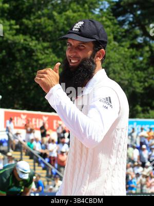 CARDIFF, PAYS DE GALLES - 10 JUILLET : Moeen Ali, de l'Angleterre, donne un coup de pouce après à la fin des manches australiennes pendant la troisième journée du 1er Investec Ashes test match entre l'Angleterre et l'Australie au SWALEC Stadium le 10 juillet 2015 à Cardiff, Royaume-Uni. (Photo de Mitchell Gunn/ESPA) *** légende locale ***Moeen Ali(image de crédit : © ESPA photo Agency/Cal Sport Media/ZUMAPRESS.com) Banque D'Images