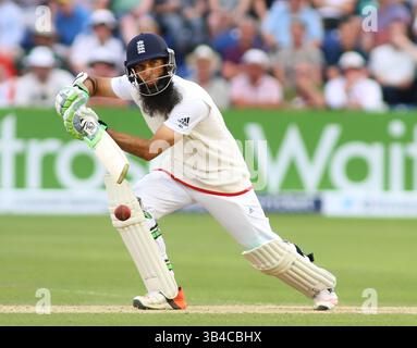 CARDIFF, PAYS DE GALLES - 10 JUILLET : Moeen Ali, de l'Angleterre, joue un tir lors de la troisième journée du 1er Investec Ashes test match entre l'Angleterre et l'Australie au SWALEC Stadium le 10 juillet 2015 à Cardiff, Royaume-Uni. (Photo de Mitchell Gunn/ESPA) *** légende locale ***Moeen Ali(image de crédit : © ESPA photo Agency/Cal Sport Media/ZUMAPRESS.com) Banque D'Images