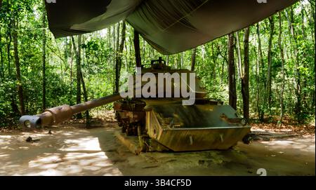 Char M1 américain détruit, affichage des tunnels de Cu Chi, Vietnam Banque D'Images