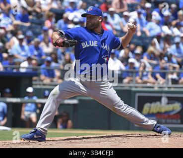 11 juillet 2015 - Kansas City, Missouri, États-Unis - Mark Buehrle, lanceur des Blue Jays de Toronto, lance la première manche contre les Blue Jays de Toronto le samedi 11 juillet 2015, au stade Kauffman de Kansas City, Moda (crédit image : © John Sleezer/TNS/ZUMA Wire) Banque D'Images