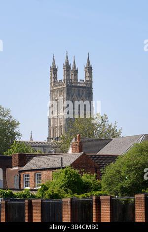 La tour de la cathédrale de Gloucester, vue au-dessus des toits de maisons à Gloucester, Gloucestershire. - 30 avril 2025 photo de Andrew Higgins/Thousand Wor Banque D'Images