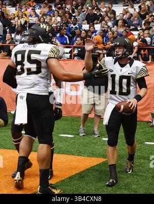 12 septembre 2015 : le quarterback de Wake Forest John Wolford (10 ans) célèbre un touchdown pendant la seconde moitié de jeu. Wake Forest à Syracuse au Carrier Dome à Syracuse, NY. Photo par Alan Schwartz/CalSportMedia(crédit image : © Alan Schwartz/CSM via ZUMA Wire) Banque D'Images