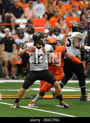 12 septembre 2015 : le quarterback John Wolford (10 ans) de Wake Forest cherche un receveur pendant la seconde moitié de l'action. Wake Forest à Syracuse au Carrier Dome à Syracuse, NY. Photo par Alan Schwartz/CalSportMedia(crédit image : © Alan Schwartz/CSM via ZUMA Wire) Banque D'Images