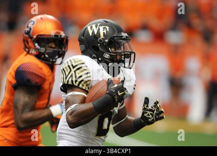 12 septembre 2015 : Tabari Hines (6 ans), receveur Wake Forest Wide, prend le terrain de balle pendant la première moitié de jeu. Wake Forest à Syracuse au Carrier Dome à Syracuse, NY. Photo par Alan Schwartz/CalSportMedia(crédit image : © Alan Schwartz/CSM via ZUMA Wire) Banque D'Images