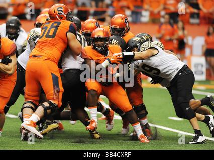 12 septembre 2015 : Jordan Fredericks (22 ans), l'université de Syracuse, qui court en arrière, est abattu par la défense de la forêt de Wake. Wake Forest à Syracuse au Carrier Dome à Syracuse, NY. Photo par Alan Schwartz/CalSportMedia(crédit image : © Alan Schwartz/CSM via ZUMA Wire) Banque D'Images