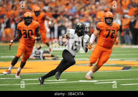 12 septembre 2015 : Tabari Hines (6 ans), receveur Wake Forest Wide, prend le terrain de balle pendant la première moitié de jeu. Wake Forest à Syracuse au Carrier Dome à Syracuse, NY. Photo par Alan Schwartz/CalSportMedia(crédit image : © Alan Schwartz/CSM via ZUMA Wire) Banque D'Images