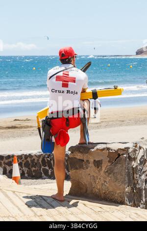 sauveteur mâle croix rouge regardant vers la mer à el medano plage tenerife canaries île Banque D'Images