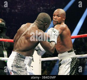 FLOYD MAYWEATHER JR., à droite, combat ANDRÉ BERTO dans son combat de 12 rondes samedi 12 septembre 2015 à Las Vegas, NV. Il remporte le combat avec une décision unanime lui donnant un record de 49-0. (Crédit image : © Barry Sweet via ZUMA Wire) Banque D'Images
