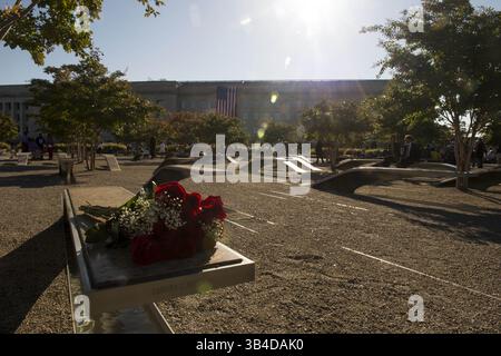 27 août 2015 - Arlington, va, États-Unis d'Amérique - des fleurs sont placées devant une cérémonie commémorative au Mémorial national du Pentagone 9/11 à l'occasion de l'anniversaire des attentats terroristes de 9/11 le 11 septembre 2015 à Arlington, en Virginie. (Crédit image : © MSGT. Adrian Cadiz/via ZUMA Wire via ZUMA Wire) Banque D'Images