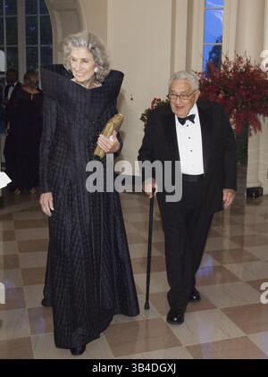 25 septembre 2015 - Washington, District of Columbia, États-Unis d'Amérique - Nancy et Henry Kissinger arrivent au dîner d'État pour le président chinois Xi et Madame Peng Liyuan à la Maison Blanche à Washington, DC pour une visite officielle d'État le vendredi 25 septembre 2015. Crédit : Chris Kleponis / CNP (crédit image : © Chris Kleponis / CNP via ZUMA Wire) Banque D'Images