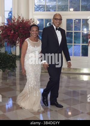 25 septembre 2015 - Washington, District of Columbia, États-Unis d'Amérique - le chroniqueur Eugene Robinson du Washington Post et MRS avis Robinson arrivent au dîner d'État pour le président chinois Xi et Madame Peng Liyuan à la Maison Blanche à Washington, DC pour une visite officielle d'État le vendredi 25 septembre 2015. Crédit : Chris Kleponis / CNP (crédit image : © Chris Kleponis / CNP via ZUMA Wire) Banque D'Images