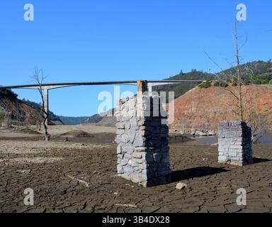 26 juin 2015 - Modesto, Californie, États-Unis - ces piliers de pierre non loin de la base du pont de ferry de Parrott sur la rivière Stanislaus servaient autrefois de porte d'entrée, avec une clôture divisant le terrain à l'est et à l'ouest. Ils étaient sous l'eau depuis plus de deux décennies jusqu'à ce que le niveau de New Melones baisse ces dernières semaines. La vieille clôture était l'endroit où pro-dam et Friends of the River se sont engagés dans des matchs criants dans les années 1970 (Crédit image : © Jeff Jardine/Modesto Bee/ZUMA Wire) Banque D'Images