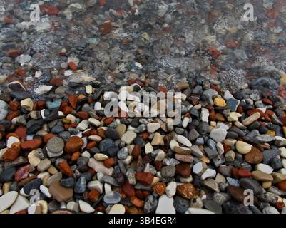 Détail du rivage de l'Ontario avec des pierres riches en couleurs faites par érosion des structures passées. La nature lisse tout. Banque D'Images