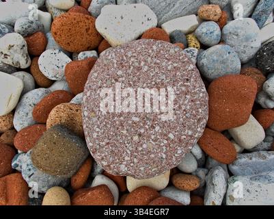 Des années d'érosion ont transformé le béton brut en texture arrondie au bord du lac. Reconstruction tranquille de l'Ontario. Banque D'Images