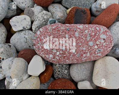 Des années d'érosion ont transformé le béton brut en texture arrondie au bord du lac. Reconstruction tranquille de l'Ontario. Banque D'Images
