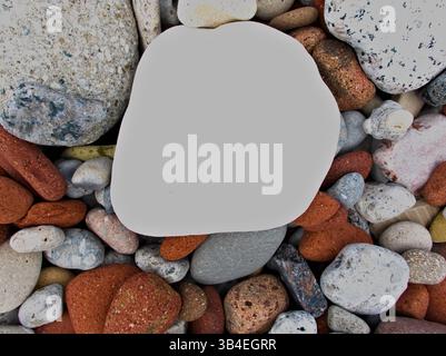 Des années d'érosion ont transformé le béton brut en texture arrondie au bord du lac. Reconstruction tranquille de l'Ontario. Banque D'Images