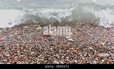 Des années d'érosion ont transformé le béton brut en texture arrondie au bord du lac. Reconstruction tranquille de l'Ontario. Banque D'Images