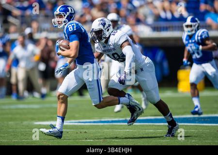 Le receveur Max McCaffrey (87 ans) est abattu par le linebacker Anthony Walker (18 ans) lors du match de football universitaire de la NCAA entre Northwestern et Duke le samedi 19 septembre 2015 au Wallace Wade Stadium, à Durham, Caroline du Nord Jacob Kupferman/CSM(crédit image : © Jacob Kupferman/CSM via ZUMA Wire) Banque D'Images