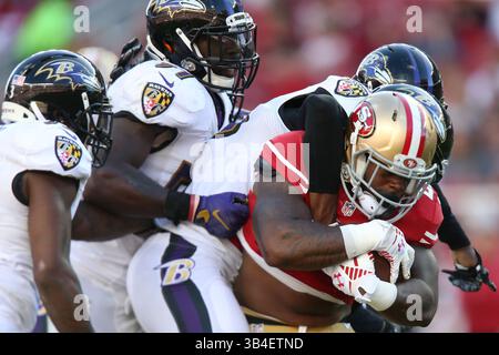 18 octobre 2015 : 49 Mike Davis (22 ans) est attaqué par un trio des Ravens de Baltimore lors du match de football NFL entre les Ravens de Baltimore et les 49ers de San Francisco au Levi's Stadium de Santa Clara, en Californie. Les 49ers de San Francisco battent les Ravens de Baltimore 25 à 20. Christopher Trim/CSM.(image de crédit : © Christopher Trim/CSM via ZUMA Wire) Banque D'Images
