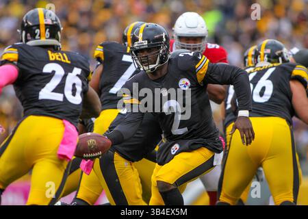 18 octobre 2015 - Pittsburgh, Pennsylvanie, États-Unis - Mike Vick (2), quarterback des Pittsburgh Steelers, remet le ballon à le'Veon Bell (26) pendant le match. (Crédit image : © Brian Kunst via ZUMA Wire) Banque D'Images