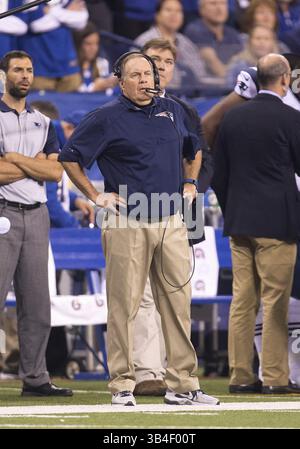 18 octobre 2015 : Bill Belichick, entraîneur-chef des Patriots de la Nouvelle-Angleterre, lors d'un match de football entre les Patriots de la Nouvelle-Angleterre et les Colts d'Indianapolis au Lucas Oil Stadium d'Indianapolis, Indiana. La Nouvelle-Angleterre bat Indianapolis 34-27. John Mersits/CSM.(image de crédit : © John Mersits/CSM via ZUMA Wire) Banque D'Images