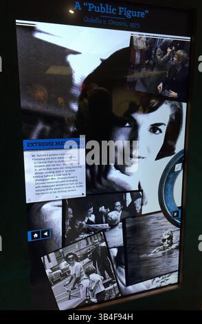 26 septembre 2015 - Winsted, CT, États-Unis - présenté est une exposition intractive de poursuites judiciaires de célébrités au Musée américain de droit délictuel le 26 septembre 2015 à Winsted, Connecticut. Galella v. Onassis a opposé l'ancienne première dame Jacqueline Kennedy Onassis à un paparazzo qui a reçu l'ordre de rester à au moins 50 pieds. loin d'elle et de ses enfants. (Crédit image : © Maria Recio/TNS via ZUMA Wire) Banque D'Images