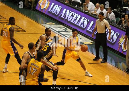 4 octobre 2015 - le garde des Lakers de Los Angeles D'Angelo Russell #1 navigue pendant l'action de pré-saison entre les Lakers de Los Angeles et le Jazz de l'Utah au Stan Sheriff Center sur le campus de l'Université d'Hawaï à Manoa à Honolulu, HI. - Michael Sullivan/CSM(image crédit : © Michael Sullivan/Cal Sport Media) Banque D'Images