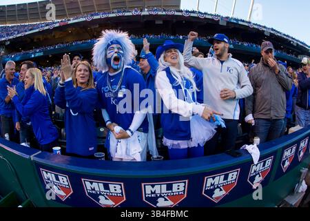 09 octobre 2015 : les fans des Kansas City Royals célèbrent en neuvième manche lors du match 2 des séries divisionnaires éliminatoires entre les Astros de Houston et les Royals de Kansas City au stade Kauffman à Kansas City, Missouri. Kyle Rivas/CSM(crédit image : © Kyle Rivas/CSM via ZUMA Wire) Banque D'Images