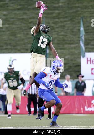 10 oct., 2015 pieds Collins, CO, États-Unis - le dos défensif de l'État du Colorado DeAndre Elliott (13) interfère avec le récepteur de Boise State Wide Chaz Anderson en première mi-temps au stade Hughes à Fort Collins, Colisée, le samedi 10 octobre 2015. (Crédit image : © Joe Jaszewski/TNS via ZUMA Wire) Banque D'Images