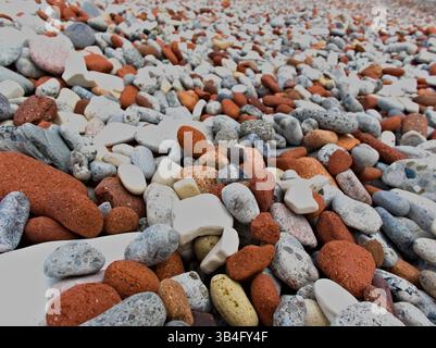 Des années d'érosion ont transformé le béton brut en texture arrondie au bord du lac. Reconstruction tranquille de l'Ontario. Banque D'Images