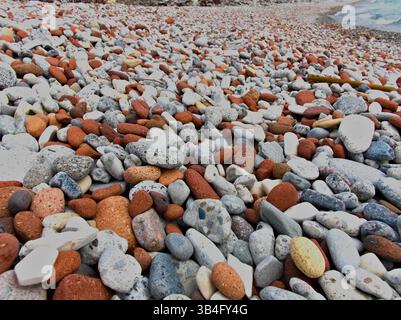 Des années d'érosion ont transformé le béton brut en texture arrondie au bord du lac. Reconstruction tranquille de l'Ontario. Banque D'Images