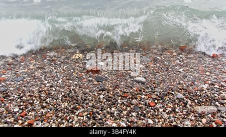 Des années d'érosion ont transformé le béton brut en texture arrondie au bord du lac. Reconstruction tranquille de l'Ontario. Banque D'Images
