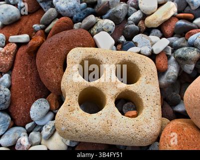 Des années d'érosion ont transformé le béton brut en texture arrondie au bord du lac. Reconstruction tranquille de l'Ontario. Banque D'Images