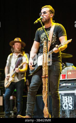Aug 28, 2015 - Raleigh, Caroline du Nord), USA - Musiciens FRÈRES OSBORNE effectue vivre aussi comme leur tour 2015 fait un arrêt à Walnut Creek Amphitheatre situé à Raleigh. Copyright 2015 Jason Moore. (Crédit Image : © Jason Moore via Zuma sur le fil) Banque D'Images