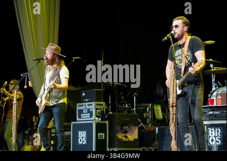 Aug 28, 2015 - Raleigh, Caroline du Nord), USA - Musiciens FRÈRES OSBORNE effectue vivre aussi comme leur tour 2015 fait un arrêt à Walnut Creek Amphitheatre situé à Raleigh. Copyright 2015 Jason Moore. (Crédit Image : © Jason Moore via Zuma sur le fil) Banque D'Images