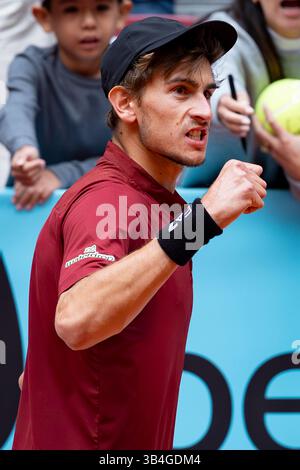 Madrid, Madrid, Espagne. 30 avril 2025. Matteo Arnaldi, d'Italie, célèbre sa victoire après son match de la ronde masculine des 16 ans contre Frances Tiafoe, des États-Unis, lors de leur match au Mutua Madrid Open 2025 célébré à la Caja Magica le 30 avril 2025 à Madrid, Espagne. (Crédit image : © Alberto Gardin/ZUMA Press Wire) USAGE ÉDITORIAL SEULEMENT ! Non destiné à UN USAGE commercial ! Banque D'Images
