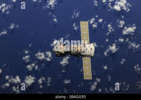 10 septembre 2013 - TERRE à bord de la Station spatiale internationale -- 26 août 2015 -- photo de dossier datée du 11 septembre 2013 du vaisseau spatial Soyouz TMA-08M part du module POISK Mini-Research module 2 (MRM2) de la Station spatiale internationale et se dirige vers un atterrissage dans une zone éloignée près de la ville de Zhezkazgan, au Kazakhstan. Le vendredi 28 août 2015, l’équipage de l’expédition 44 déplacera le vaisseau spatial Soyouz TMA-16M du module POISK au port d’amarrage de Zvezda. Expédition 44 commandant Gennady Padalka de l'Agence spatiale fédérale russe (Roscosmos) et ingénieurs de vol Scott Kelly de la NASA et Mikhail Kornienko de Roscos Banque D'Images