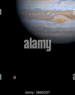 19 août 2015 - SYSTÈME sol Jupiter -- 07 déc. 2000 -- un instant dans une ancienne danse orbitale est capturé dans cette photo en couleur prise par la NASA | ESA Cassini vaisseau spatial alors que deux des quatre lunes principales de Jupiter, Europa (en haut à droite) et Callisto, étaient presque parfaitement alignées l'une avec l'autre et le centre de la planète. Les distances sont trompeuses. Europa, vu contre Jupiter, est à 600 000 kilomètres (370 000 miles) au-dessus des sommets nuageux de la planète. Callisto, en bas à gauche, est près de trois fois cette distance des sommets des nuages. Europa est un peu plus petite que la Lune de la Terre et a l'une des plus brillantes Banque D'Images