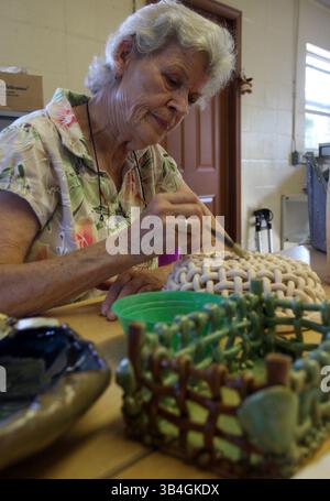 26 août 2014 - New Port Richey, Floride, États-Unis - MICHELE MILLER | TIMES.la professeure de poterie Christa Stanelun, 72 ans, offrira des démonstrations lors de la célébration de l'inauguration du nouvel emplacement du centre des beaux-arts Pasco à New Port Richey. (Crédit image : © Michele Miller/Tampa Bay Times via ZUMA Wire) Banque D'Images