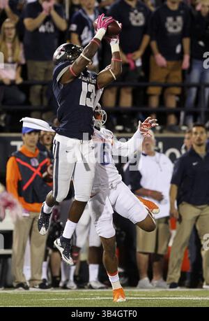 16 octobre 2015 - Logan, UT, USA - le cornerback de l'Utah State Jalen Davis intercepte une passe destinée au récepteur Boise State Wide Chaz Anderson en première mi-temps au stade Romney à Logan, Utah, le vendredi 16 octobre 2015. (Crédit image : © Kyle Green/TNS via ZUMA Wire) Banque D'Images