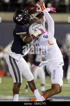 16 oct. 2015 - Logan, UT, USA - Jalen Davis, cornerback de l'État de l'Utah, à gauche, brise une passe destinée au récepteur de Boise State Wide Chaz Anderson au stade Romney à Logan, Utah, le vendredi 16 oct. 2015. (Crédit image : © Kyle Green/TNS via ZUMA Wire) Banque D'Images