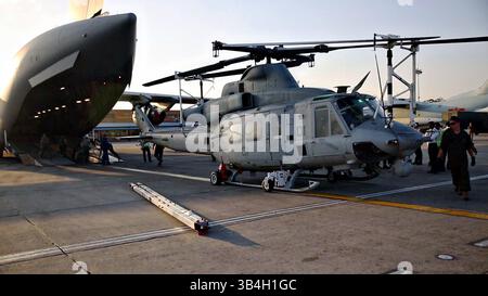 3 mai 2015 - Katmandou, Népal - les Marines américains déchargent un UH-1Y Huey d'un Boeing C-17 Globemaster III à l'aéroport international de Tribhuvan le 3 mai 2015 à Katmandou, Népal. Les Marines sont arrivés pour aider à atteindre des endroits éloignés en utilisant les Ospreys et des hélicoptères pour distribuer de l'aide et fournir des secours après le tremblement de terre massif qui a frappé le Royaume de montagne. Le tremblement de terre dévastateur a tué plus de 7 000 personnes et détruit une grande partie de l'ancienne ville historique. (Crédit image : © LCPL. Mandaline Hatch/Planet Pix via ZUMA Wire) Banque D'Images
