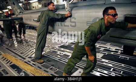 4 mai 2015 - Katmandou, Népal - les Marines américains déchargent un UH-1Y Huey d'un Boeing C-17 Globemaster III à l'aéroport international de Tribhuvan le 3 mai 2015 à Katmandou, Népal. Les Marines sont arrivés pour aider à atteindre des endroits éloignés en utilisant les Ospreys et des hélicoptères pour distribuer de l'aide et fournir des secours après le tremblement de terre massif qui a frappé le Royaume de montagne. Le tremblement de terre dévastateur a tué plus de 7 000 personnes et détruit une grande partie de l'ancienne ville historique. (Crédit image : © LCPL. Mandaline Hatch/Planet Pix via ZUMA Wire) Banque D'Images